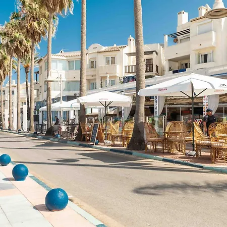 Seaside With Large Terrace, Pool & Parking Rems 公寓