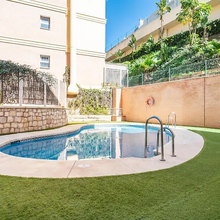 Seaside With Large Terrace, Pool & Parking Rems 公寓 *