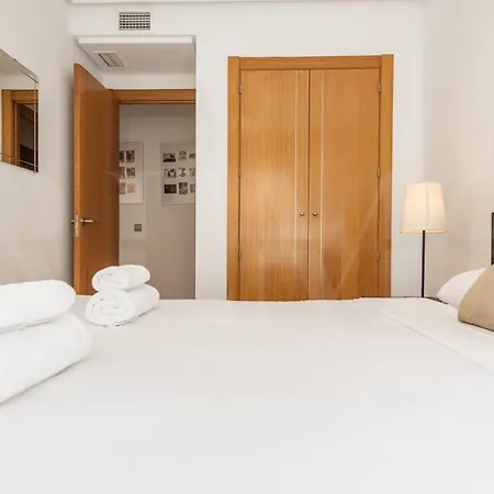 Seaside With Large Terrace, Pool & Parking Rems