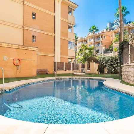 Seaside With Large Terrace, Pool & Parking Rems 公寓 *