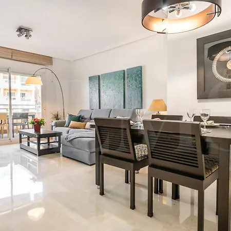 Seaside With Large Terrace, Pool & Parking Rems 公寓
