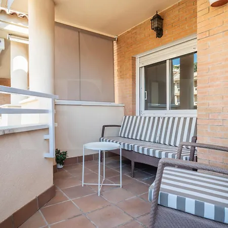 Seaside With Large Terrace, Pool & Parking Rems 公寓 *