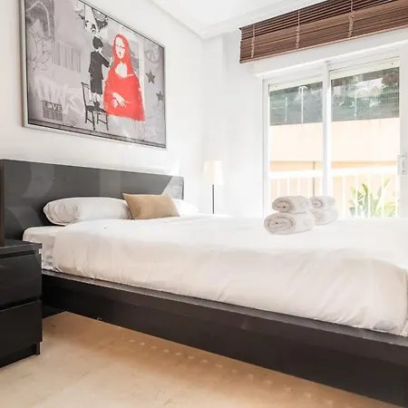 Seaside With Large Terrace, Pool & Parking Rems Appartement