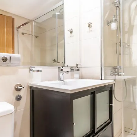 Seaside With Large Terrace, Pool & Parking Rems Appartement