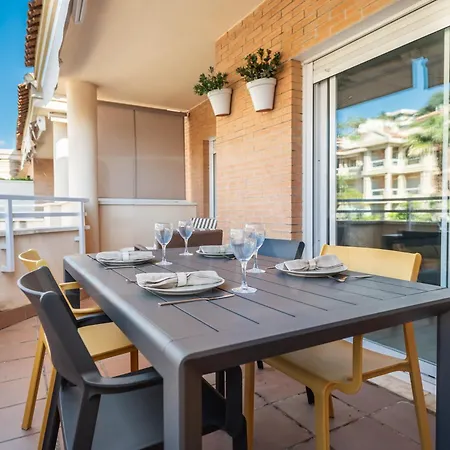 Seaside With Large Terrace, Pool & Parking Rems Appartement